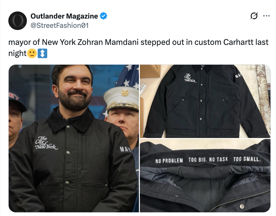 Mann i spesialtilpasset Carhartt-jakke med "The Chief of New York" tekst, smilende ved et arrangement. Jakkedetaljer vist på nært hold i separate bilder