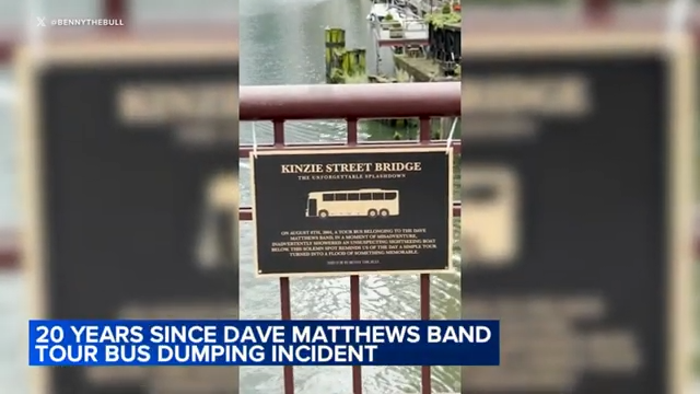 En plakett på Kinzie Street Bridge til minne om 20-årsjubileet for en turbusshendelse som involverte Dave Matthews Band, med et tegnet bilde av en buss
