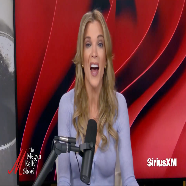 Person på et talkshow-sett med mikrofon, iført en v-hals-topp, smilende, med show- og nettverkslogoer i bakgrunnen