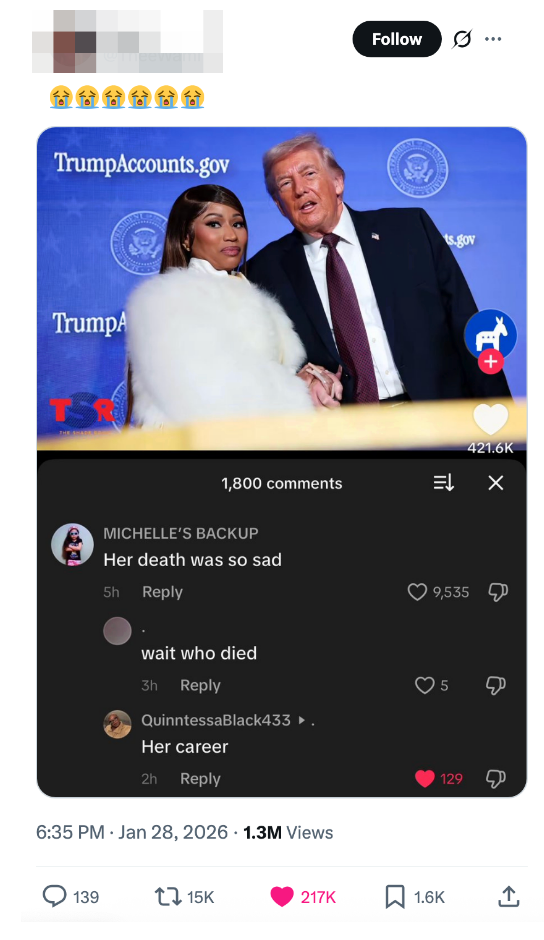 En kvinne og en mann poserer sammen på et arrangement. Kommentarene nedenfor diskuterer en kvinnes død og refererer til hennes karriere