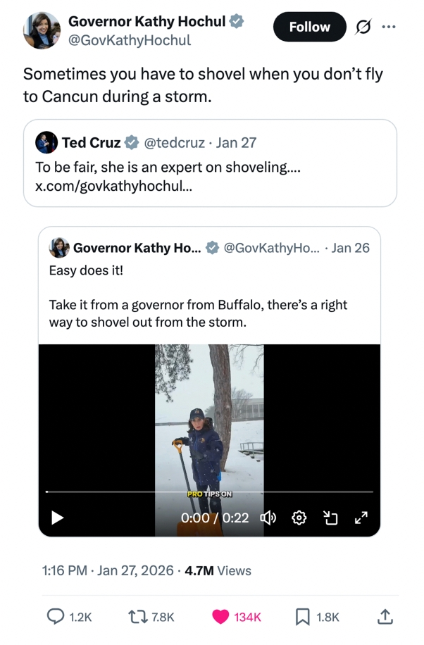Tweet fra Kathy Hochul viser hvordan hun måker snø og svarer Ted Cruz med sarkasme om Cancun-turer under stormer