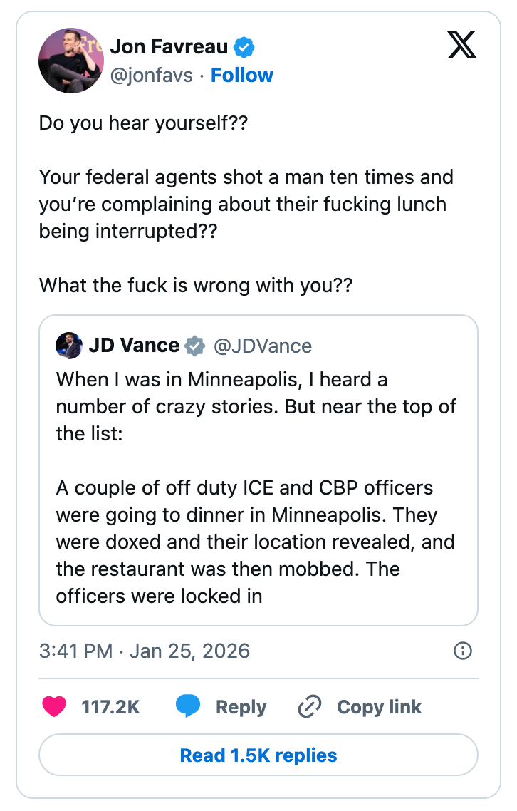 Tweet av Jon Favreau som uttrykker kritikk over føderale agenter' svar på en skyteepisode, med henvisning til JD Vances tweet om off-journoffiserer