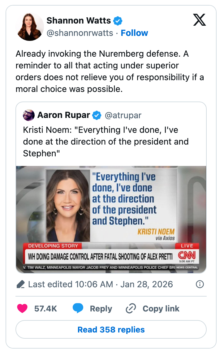 Tweet-skjermbilde med et CNN-segment. Kristi Noem sier at ansvaret ligger hos presidenten og Stephen