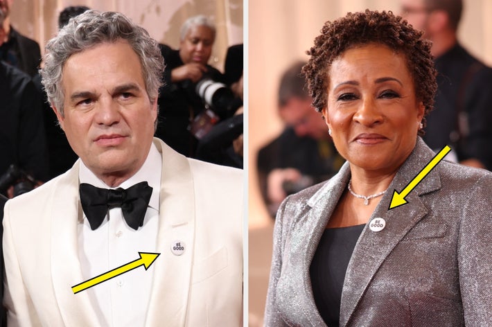 To individer på en rød løper iført nåler; venstre bruker en smoking, høyre bruker en metallisk blazer