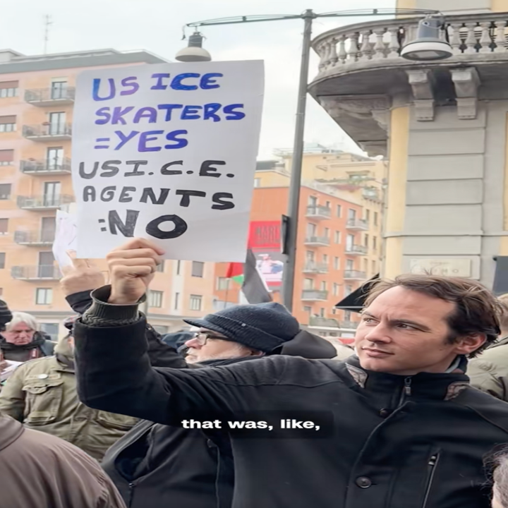 Person som holder et protestskilt der det står "US ICE Skaters = Yes, US ICE Agents = Nei" ved en offentlig demonstrasjon