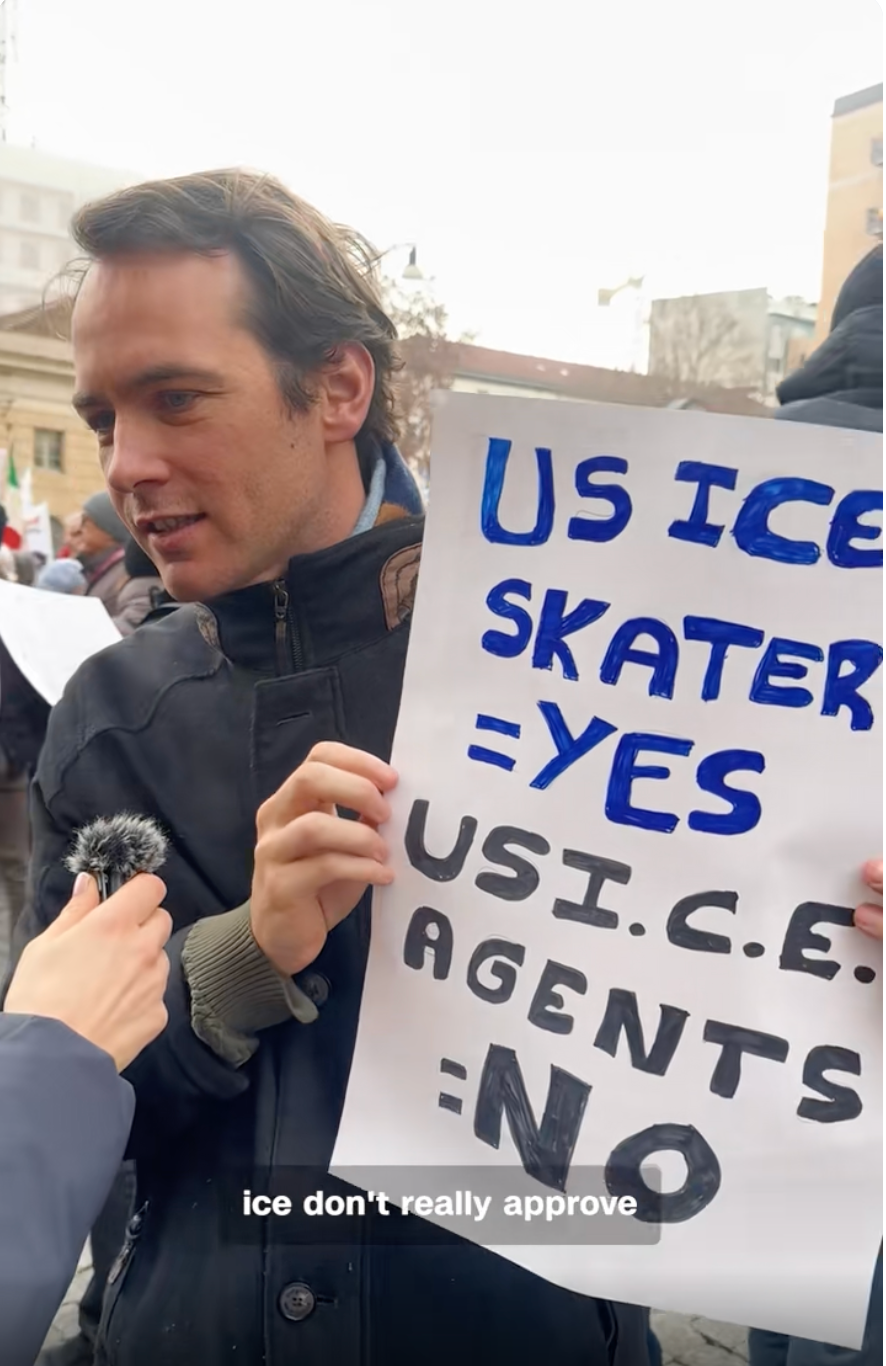 Person som holder skilt som sier 