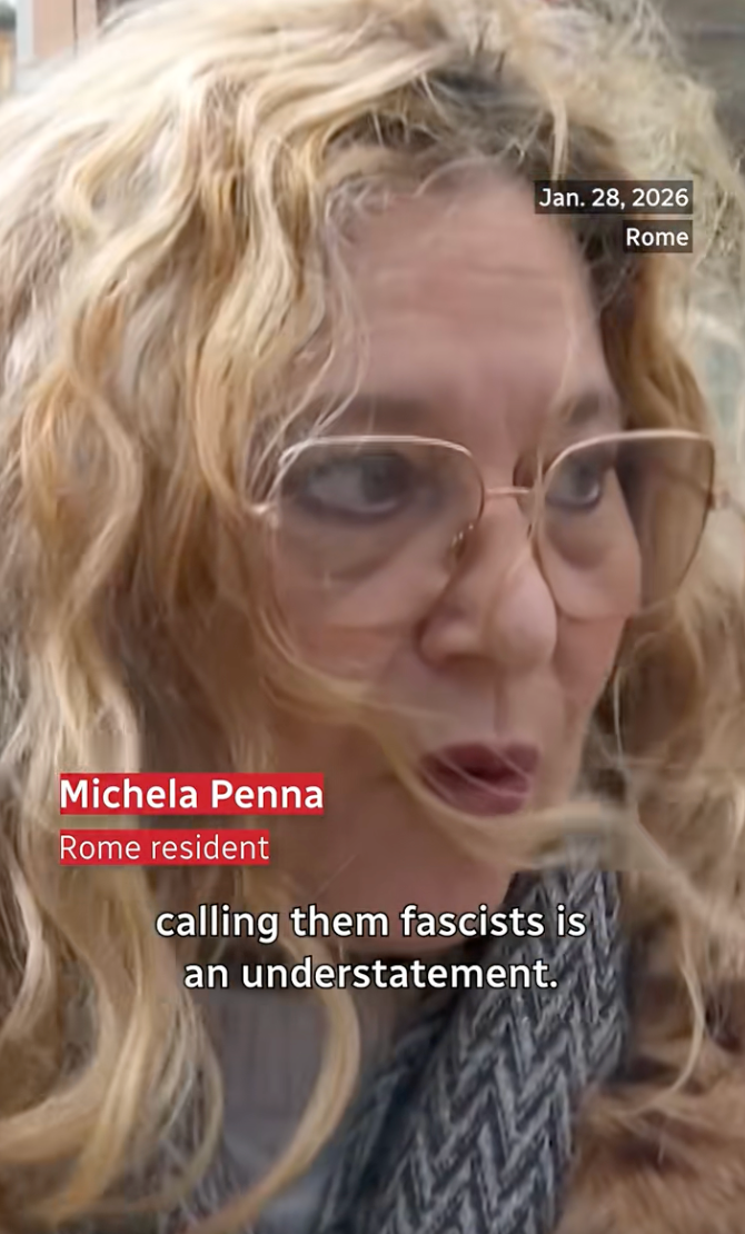Kvinne med briller utendørs i Roma diskuterer politiske synspunkter 28. januar 2026. Bildeteksten lyder: "å kalle dem fascister er en underdrivelse."