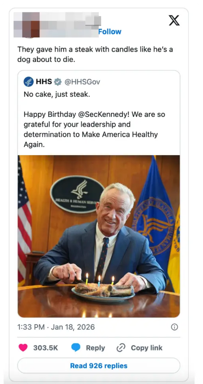 Sosiale medier-innlegg som viser en mann ved et skrivebord med en biff og stearinlys, som feirer bursdagen sin. Flagg og en sel er i bakgrunnen