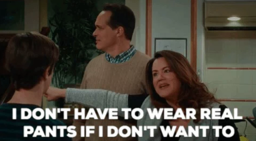 En person peker på en annen mens han sier: 