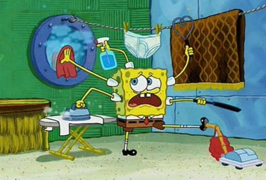 SpongeBob multitasking: stryking, støvtørking, rengjøring av vinduer, holde en kleshenger og en slikkepott. Illustrerer hektisk balanse mellom arbeid og privatliv