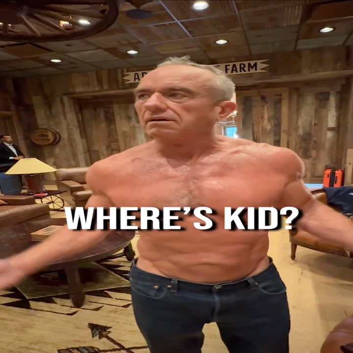 En mann uten skjorte med en muskuløs bygning og jeans ser forvirret ut i et rustikk rom. Fet tekst over ham lyder "HVOR ER KID?"