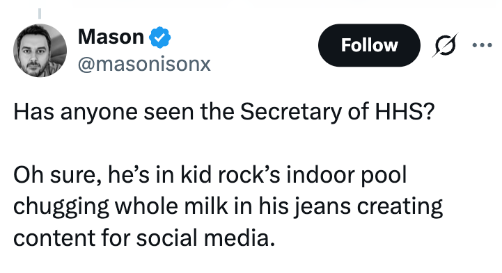 Et Twitter-innlegg stiller humoristisk spørsmålstegn ved hvor HHS-sekretæren befinner seg, og antyder at han er ved Kid Rocks basseng og drikker melk i jeans for innhold på sosiale medier