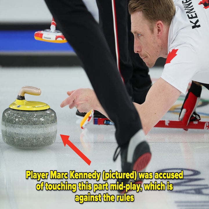 Marc Kennedy i aksjon, skyv en stein på skøytebanen, fokusert på presisjon og teknikk i en curlingkamp