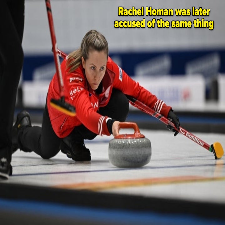 Rachel Homan midt i aksjonen under en curlingkamp, ​​fokuserer intenst mens hun skyver en stein på isen med presisjon