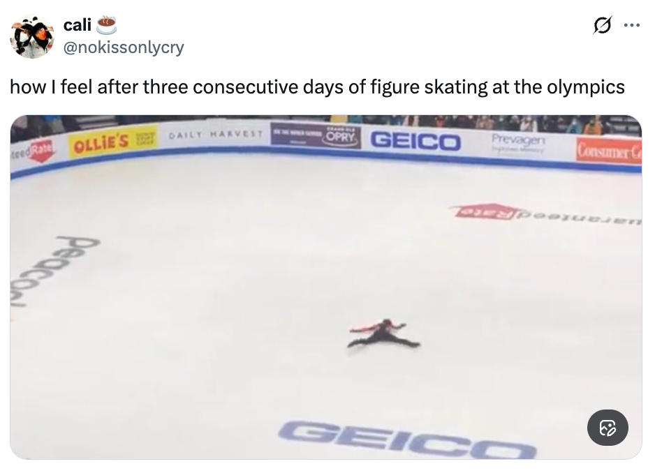 Kunstløper liggende på isen ved et olympisk arrangement, armene utstrakt, uttrykker utmattelse