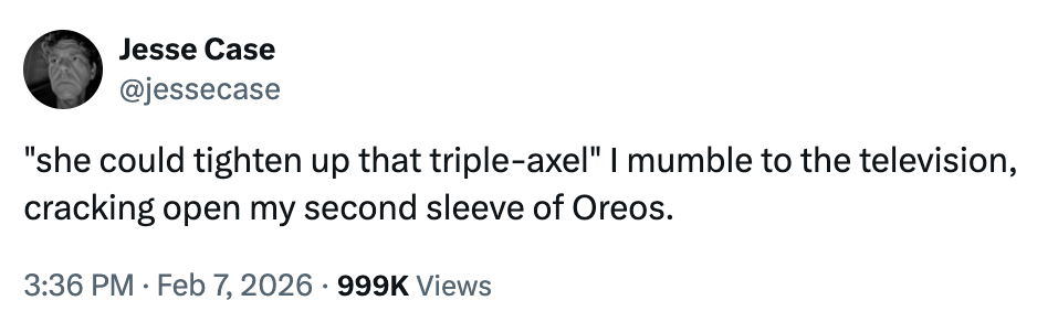Tweet av Jesse Case kommenterer humoristisk kritikk av en trippel aksel mens du spiser Oreos; sett 999 000 ganger
