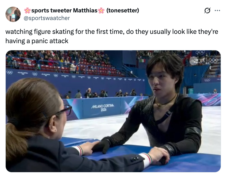 Kunstløper på is dukker opp i samtale med noen i offisielle omgivelser under en konkurranse