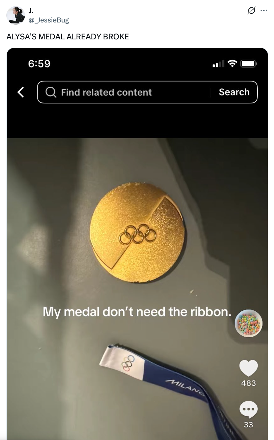 OL-gull på et bord, bånd løsnet. Teksten lyder: