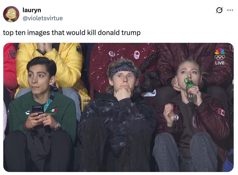 Tre personer sitter på et sportsarrangement og reagerer på handlingen. En person holder en drink, en annen virker fokusert. En tweet er synlig over dem