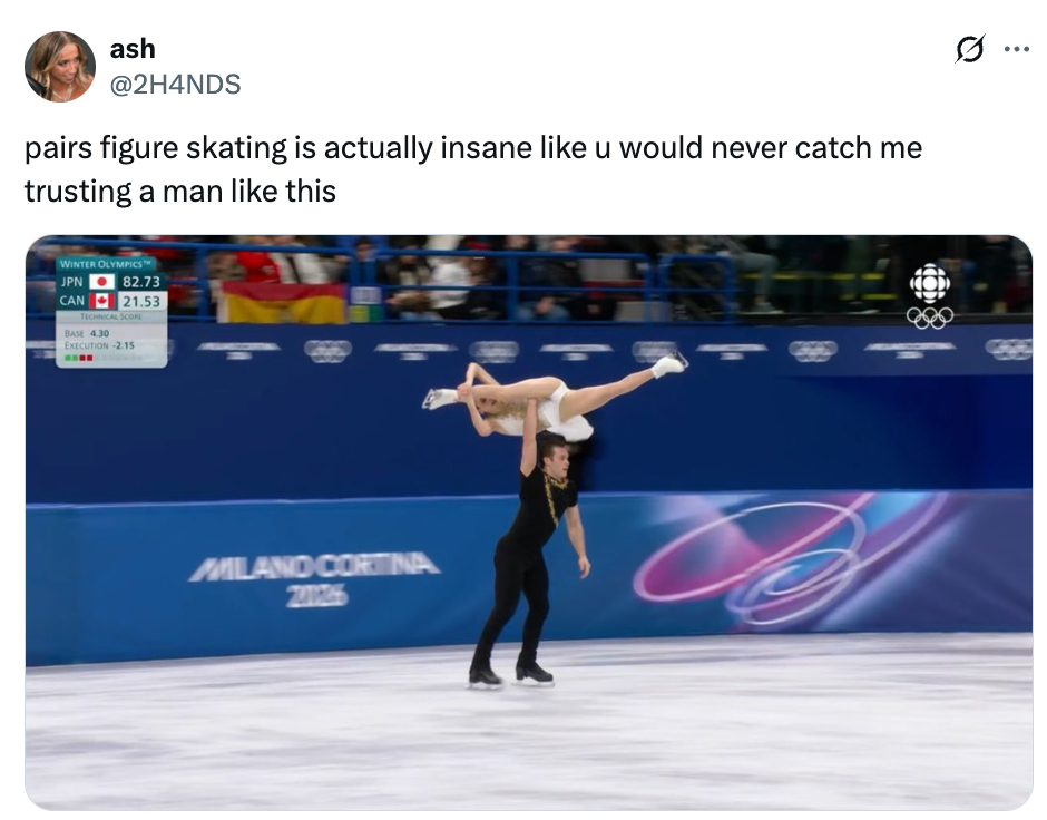 Kunstløper par løfter partneren over hodet under en rutine på MILANO CORTINA 2026-arrangementet. Tilskuere følger med fra tribunen