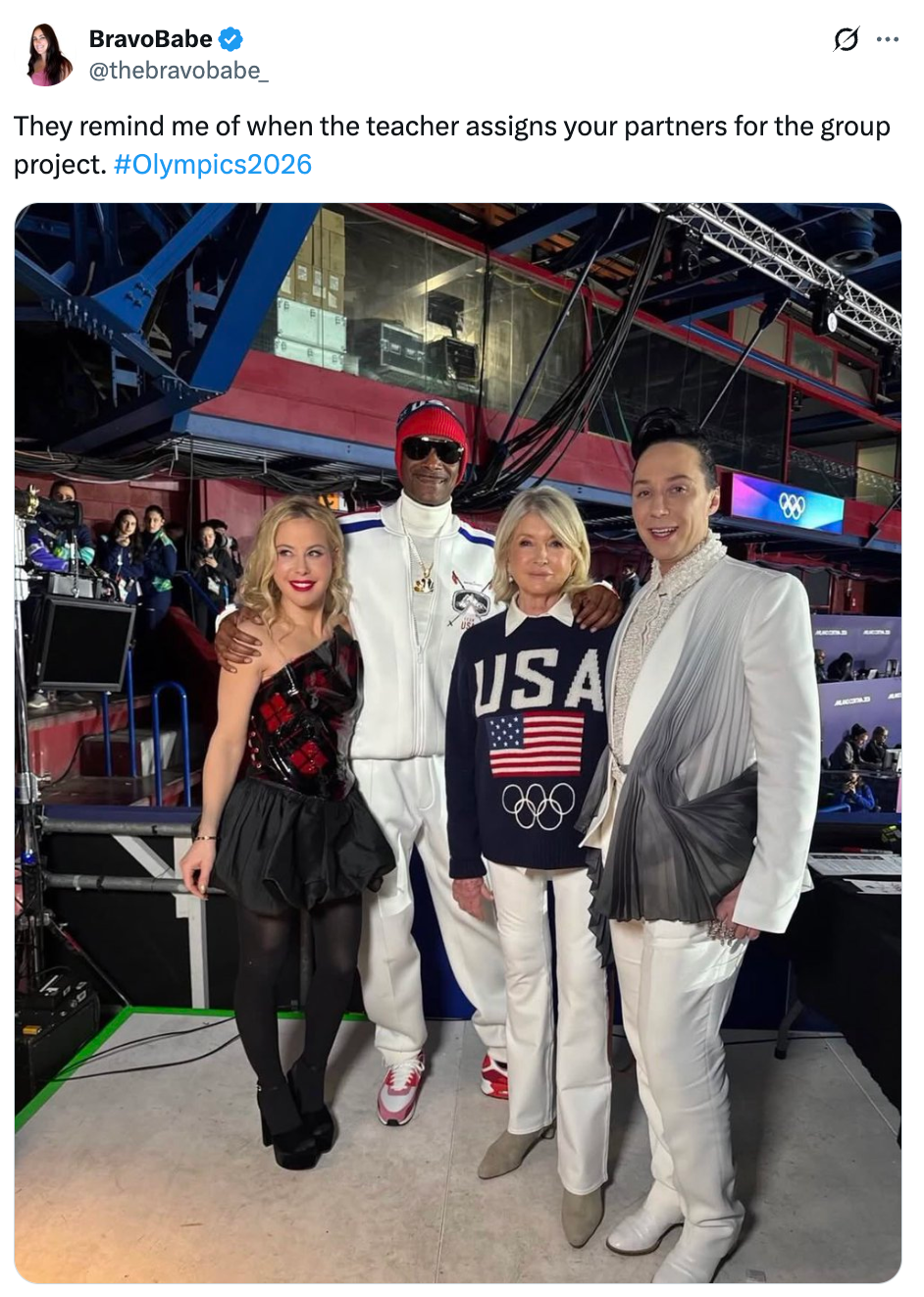 Fire personer poserer sammen på et arrangement. Tre har på seg formell antrekk eller temaantrekk, hvorav en har på seg en OL-genser i USA