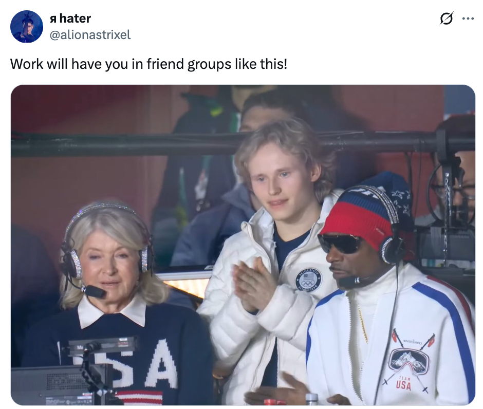 Tre personer sitter sammen i en kringkastingsboks: en i USA-genser, en annen klapper, og den tredje i treningsdress og lue med hodetelefoner