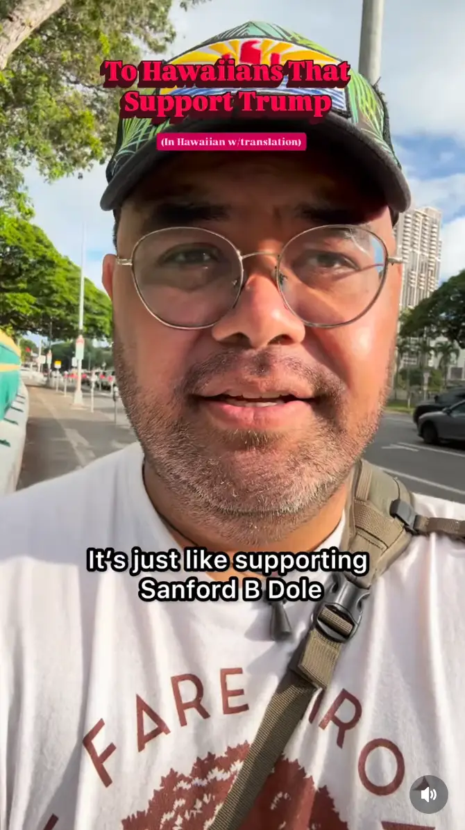 Person utendørs med caps og briller, med teksten: 