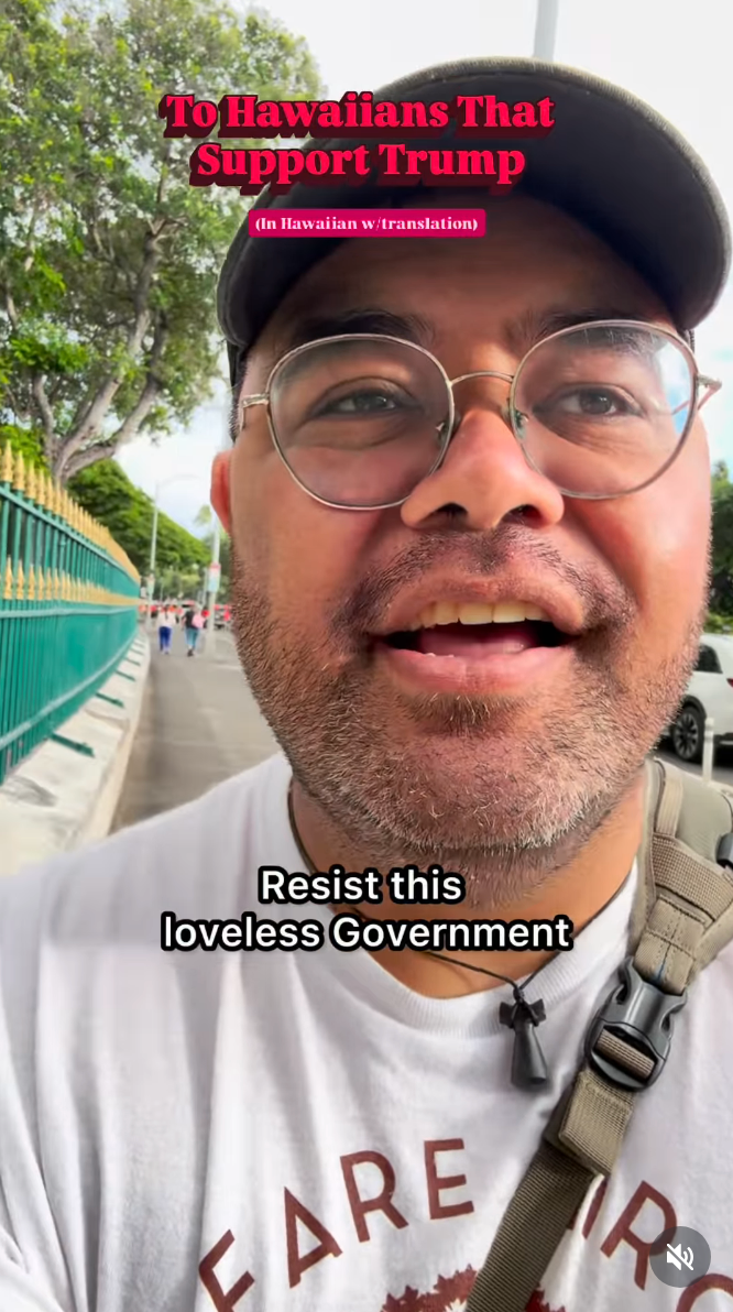 Mann som går utenfor med et delvis tekstoverlegg som leser, 