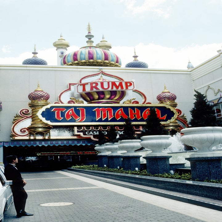 Bildet viser inngangen til Trump Taj Mahal Casino, med utsmykkede skilt og dekorative kupler. En person står i forgrunnen nær fontener