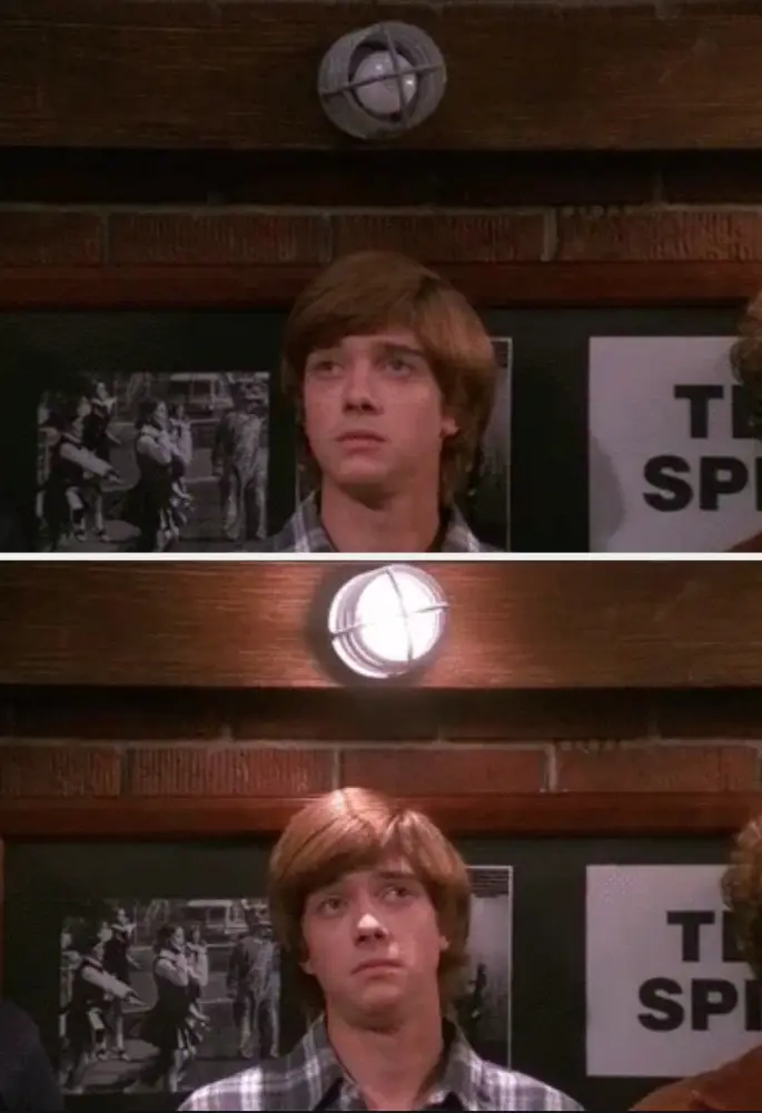 En karakter fra et TV-program ser opp mot et lys, først med et nøytralt uttrykk og deretter med et litt forundret blikk