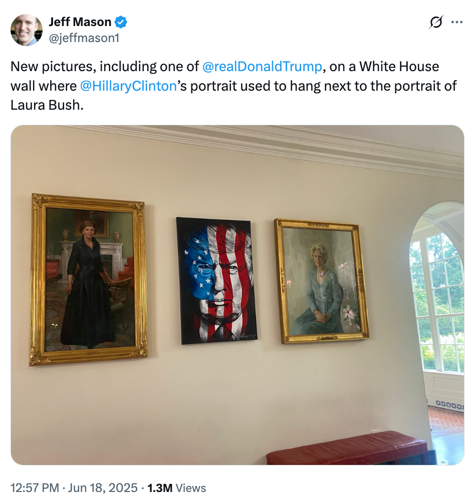 Tweet av Jeff Mason viser tre portretter på en vegg der Hillary Clintons portrett en gang hang, inkludert et av Donald Trump med et amerikansk flagg overlay