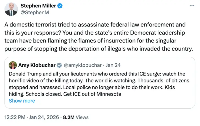 Tweet av Stephen Miller som kritiserer en tidligere Amy Klobuchar-tweet angående ICE-operasjon, og omtaler det som å oppfordre til oppstand og forsvare ulovlige innvandrere
