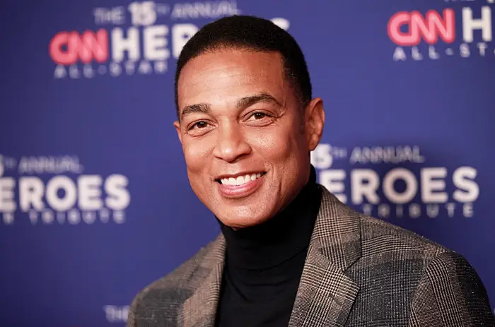 Person i rutete dress smiler til en