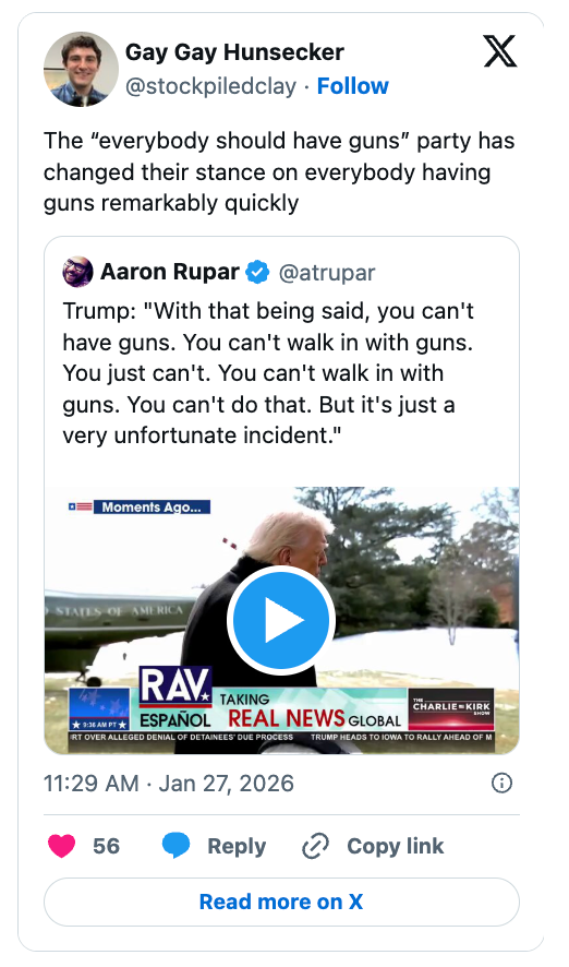 Tweet om et parti som endrer holdning til våpenrettigheter, med et skjermbilde av Aaron Rupars innlegg med et nyhetsklipp om våpenhendelser