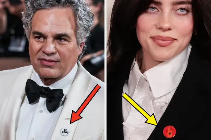 To personer iført formell antrekk på et arrangement. Begge har knappenåler med positive meldinger, uthevet med piler