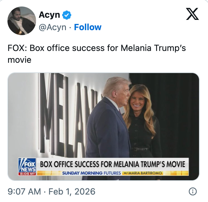 Donald Trump og Melania Trump står tett sammen på et arrangement, begge smilende. En skjermtekst diskuterer billettkontorsuksessen til Melanias film