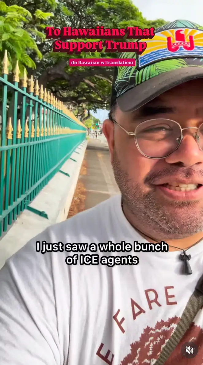 Mann utenfor nær et gjerde, teksten lyder: 