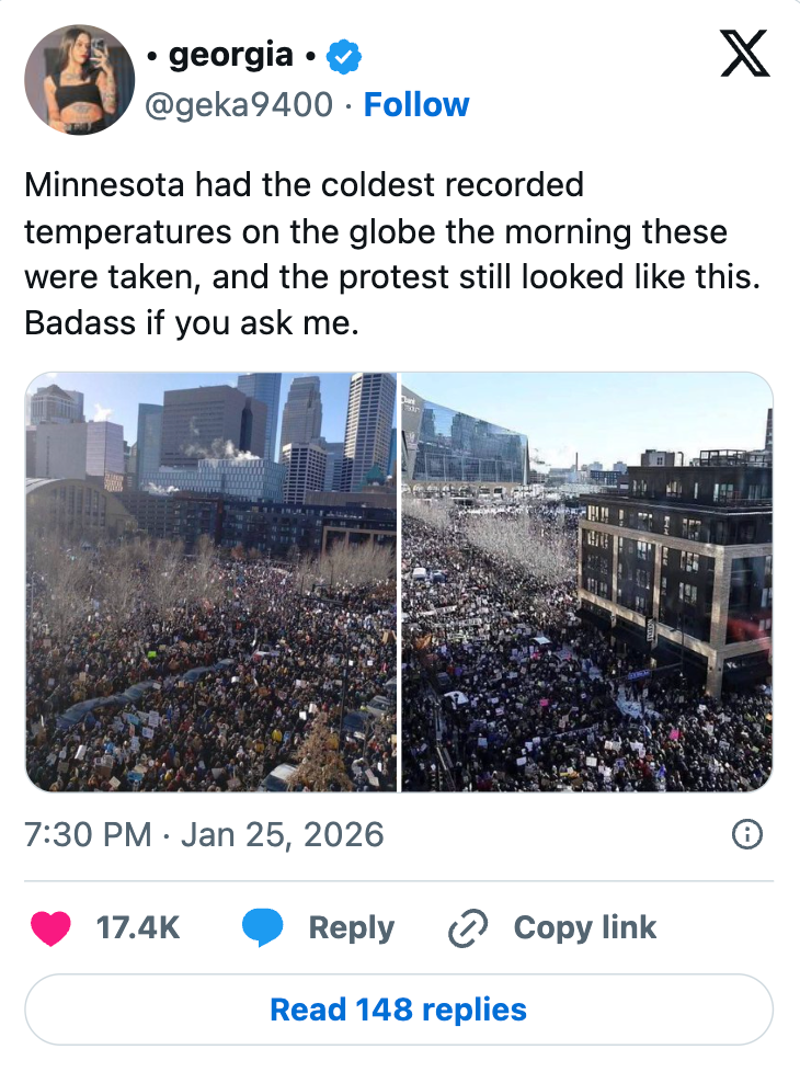 Tweet som viser to bilder av store protestmengder i Minnesota på en kald dag. Tweeten bemerker statens rekordlave temperaturer og berømmer demonstrantene