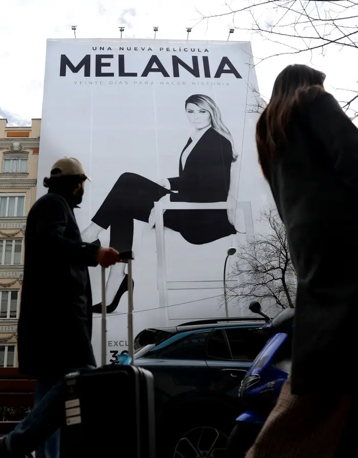 Annonseplakat med en person som sitter og promoterer en film med tittelen