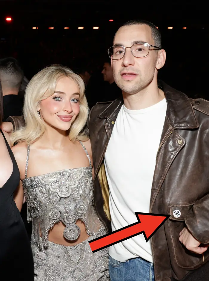 Sabrina Carpenter og Jack Antonoff på Grammys. Jack har på seg en liten :ICE OUT" nål på jakken hans