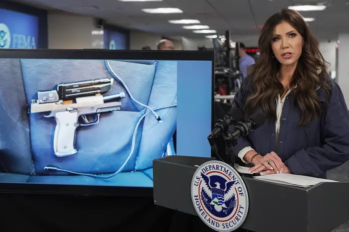 En person snakker ved et podium merket 