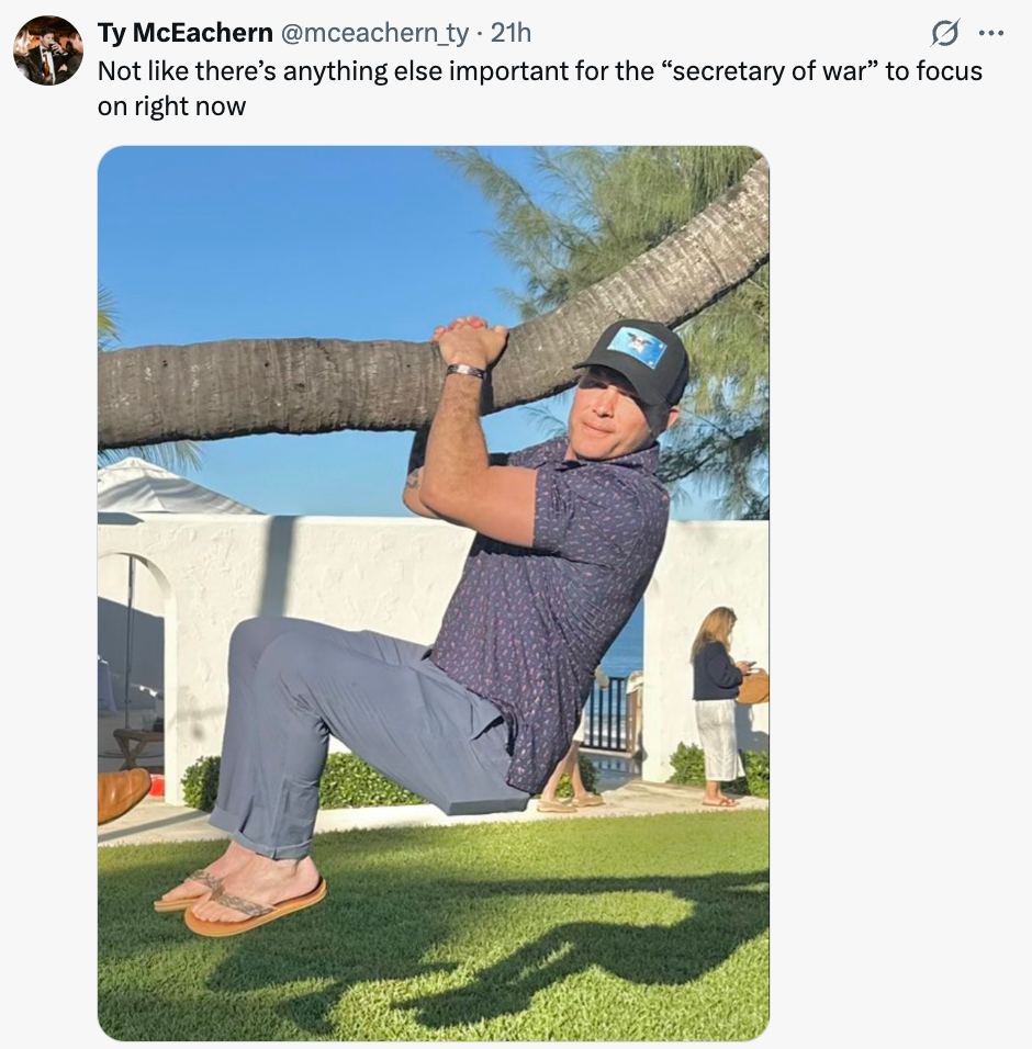 Mann poserer humoristisk hengende fra en tregren. Bildetekst vitser om å være 