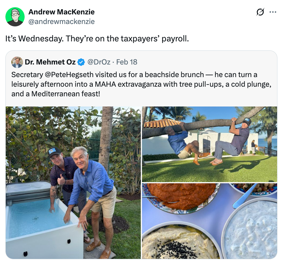 Tweet av Andrew MacKenzie viser Dr. Mehmet Oz og Pete Hegseth som poserer humoristisk på en strand, med bilder av middelhavsmat