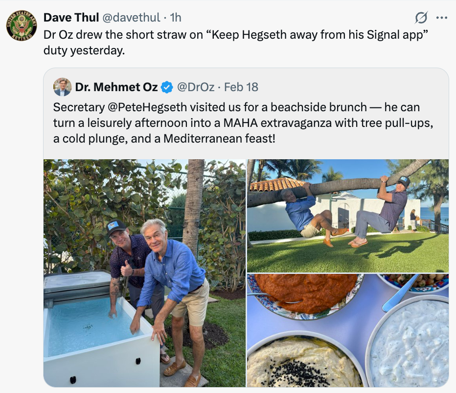 Tweet viser Dr. Mehmet Oz med Pete Hegseth som gjør pull-ups på et palmetre. Et brunsjbord med mat er i nærheten. Bildetekst vitser om "Signal app" plikt