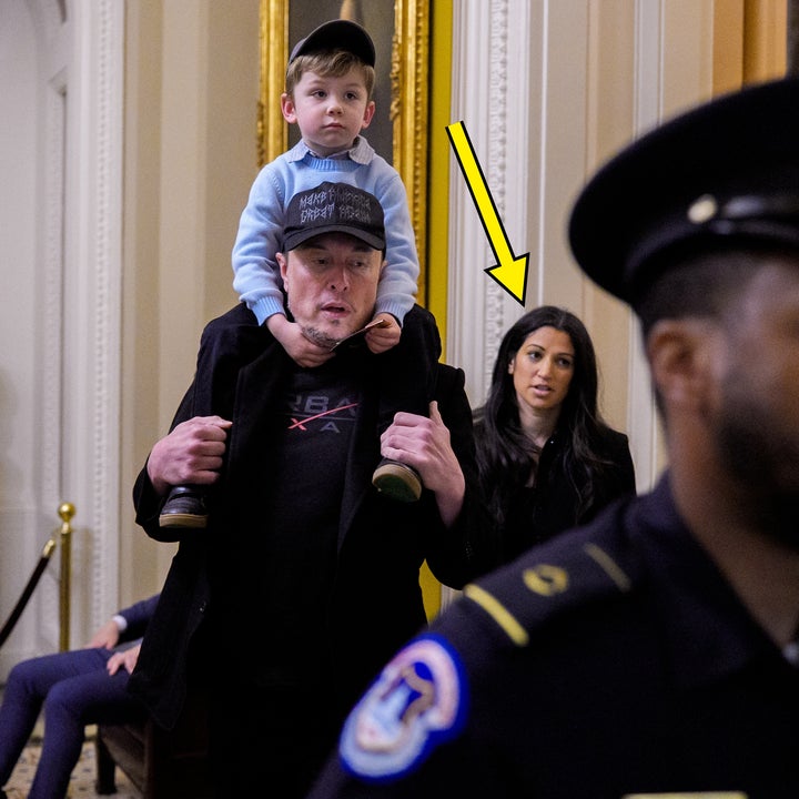 Elon Musk bærer barnet sitt på skuldrene med Katie Miller gående bak dem