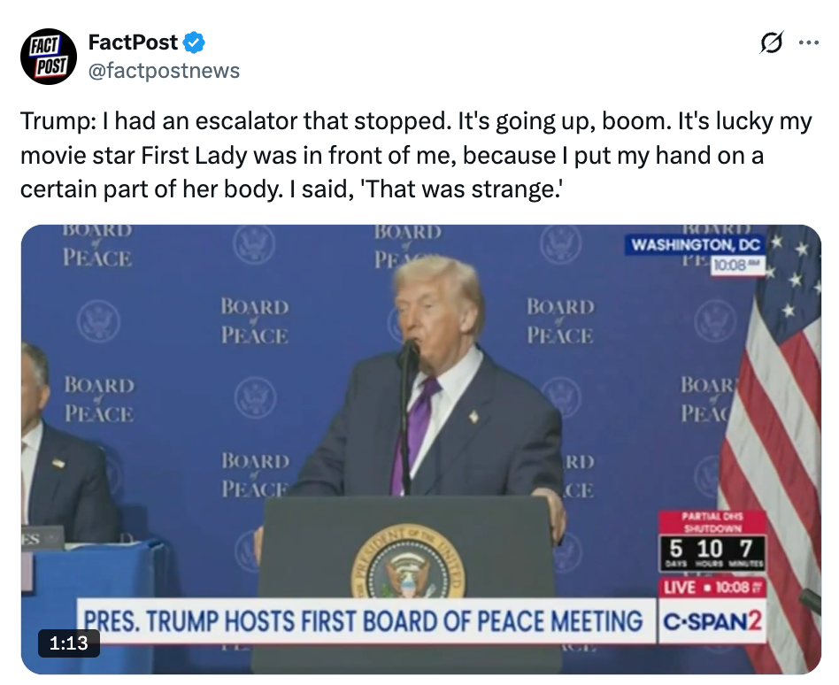 En person som taler ved et podium merket 