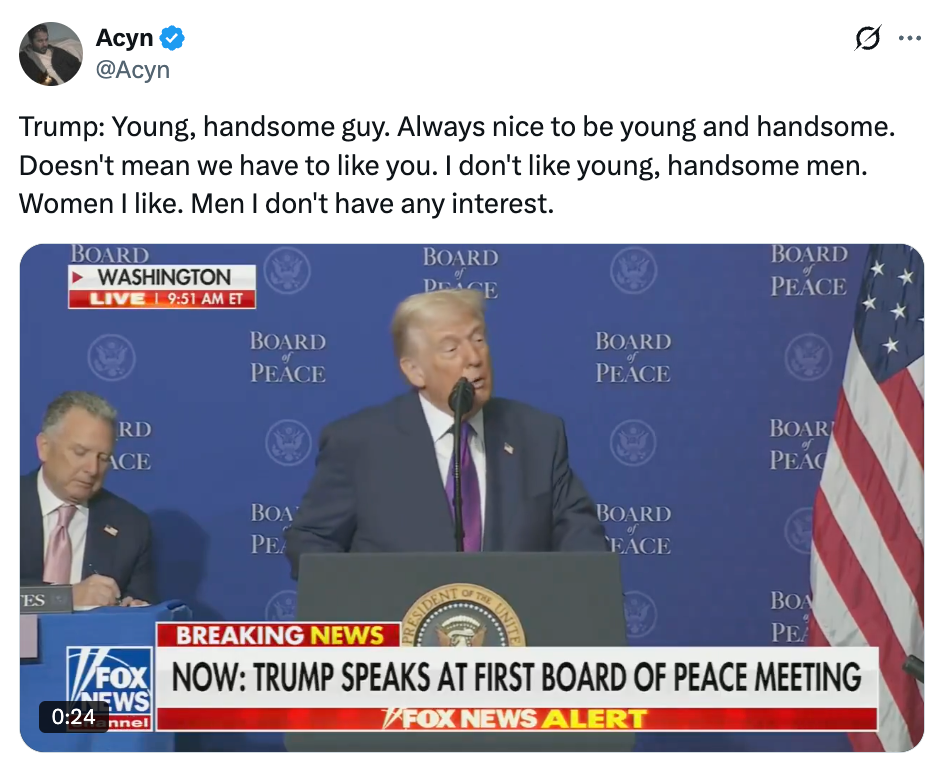 Man snakker på et podium under et styremøte for fred; sitat om å foretrekke kvinner, ikke unge, kjekke menn, vist ovenfor