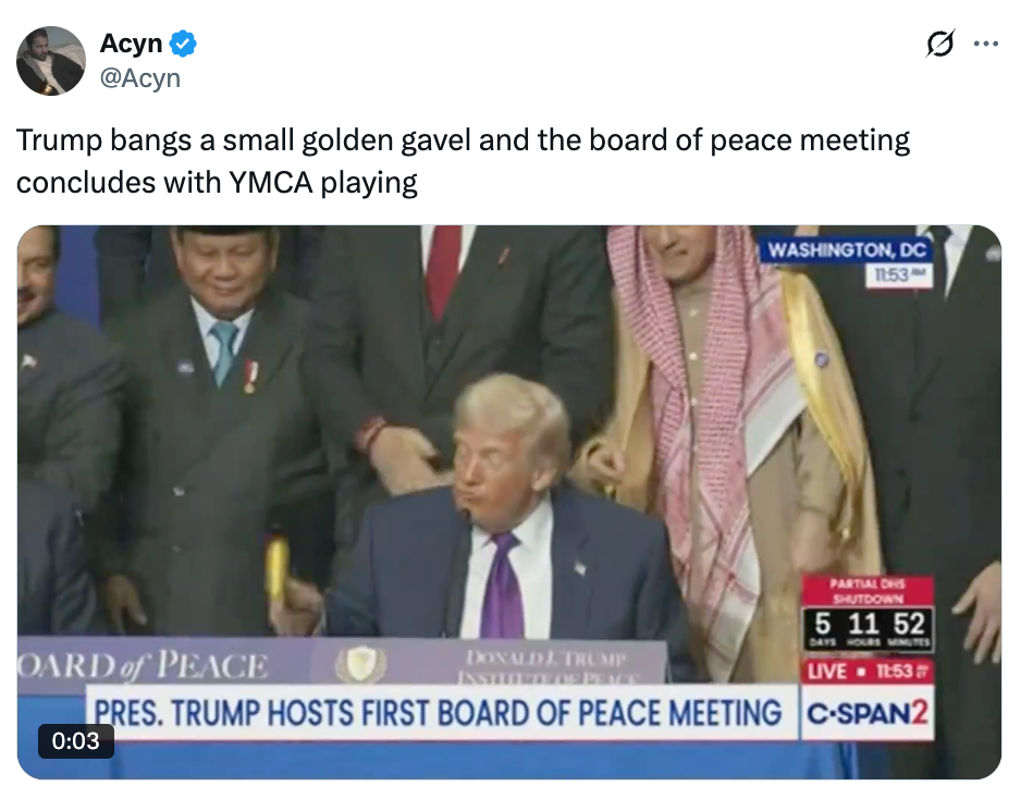 Donald Trump slår en gyllen klubbe, og avslutter et 