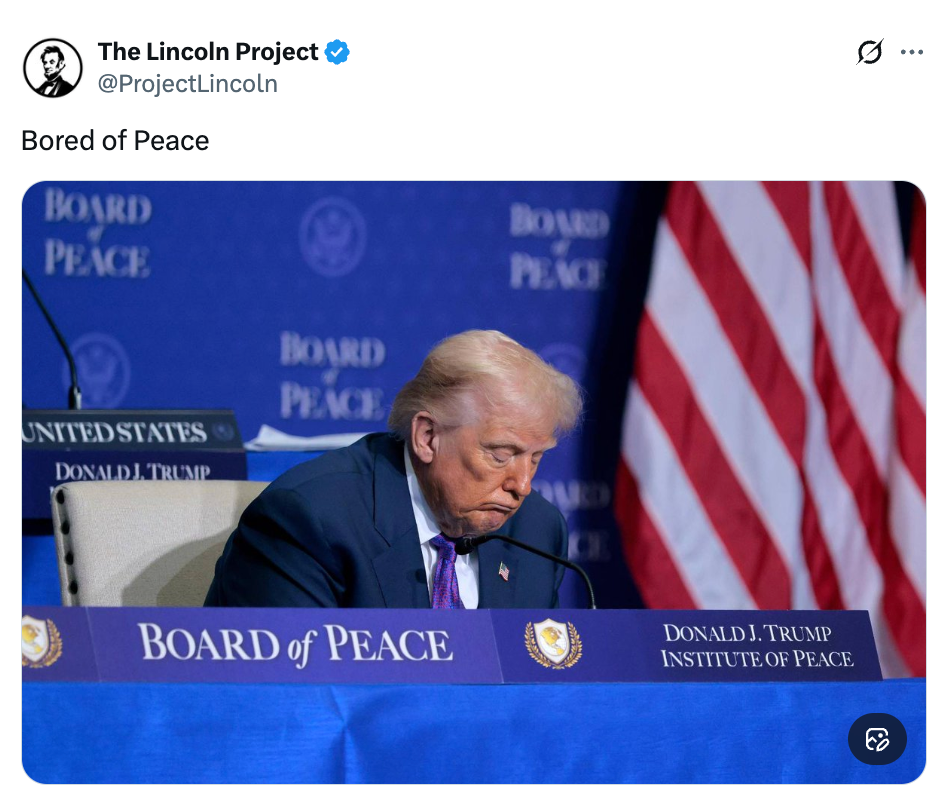 Bilde av en mann med et alvorlig uttrykk som sitter ved et bord merket 