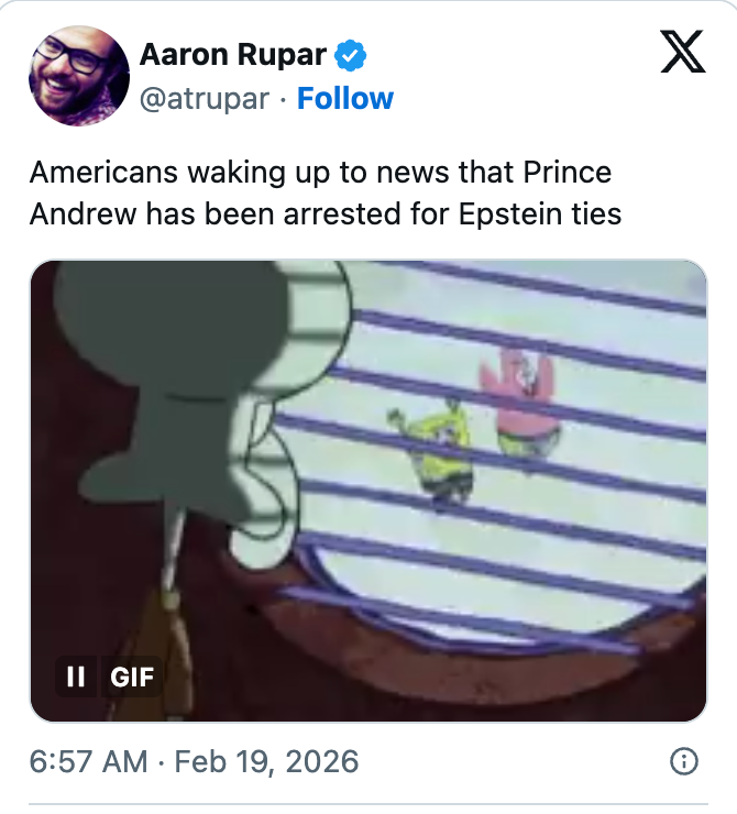 Tweet av Aaron Rupar som viser GIF av blekksprut utenfor koøye, inni er smilende karakterer. Tekst: Amerikanere våkner til nyhetene om prins Andrews arrestasjon for Epstein-bånd